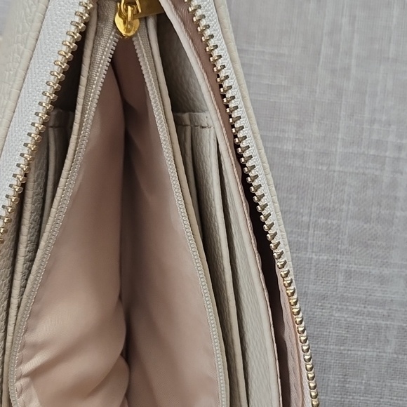 Lovely Cream-colored Small Handbag - Picture 8 of 13